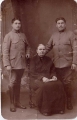 père et fils 1915-16 ou 2 frères et leur mère