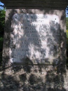 La stèle est à l'origine une stèle commémorative en hommage au sergent MAYEUR sur laquelle ont été apposées une plaque pour les enfants du pays morts pour la France et une plaque avec les noms de deux soldats tués dans le village